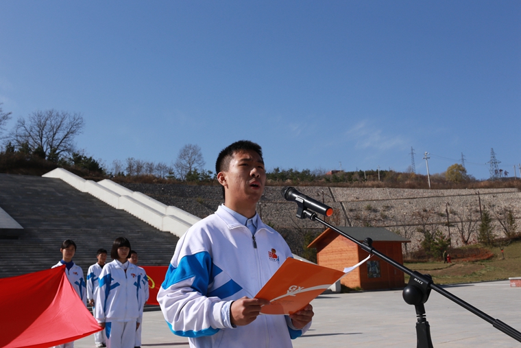 "弘扬长征精神"宣誓仪式上,张煜召同学发表演讲丁一洺同学激情朗诵